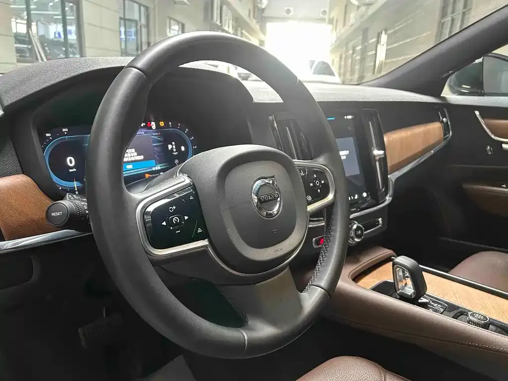 Volvo S90 — фото 9
