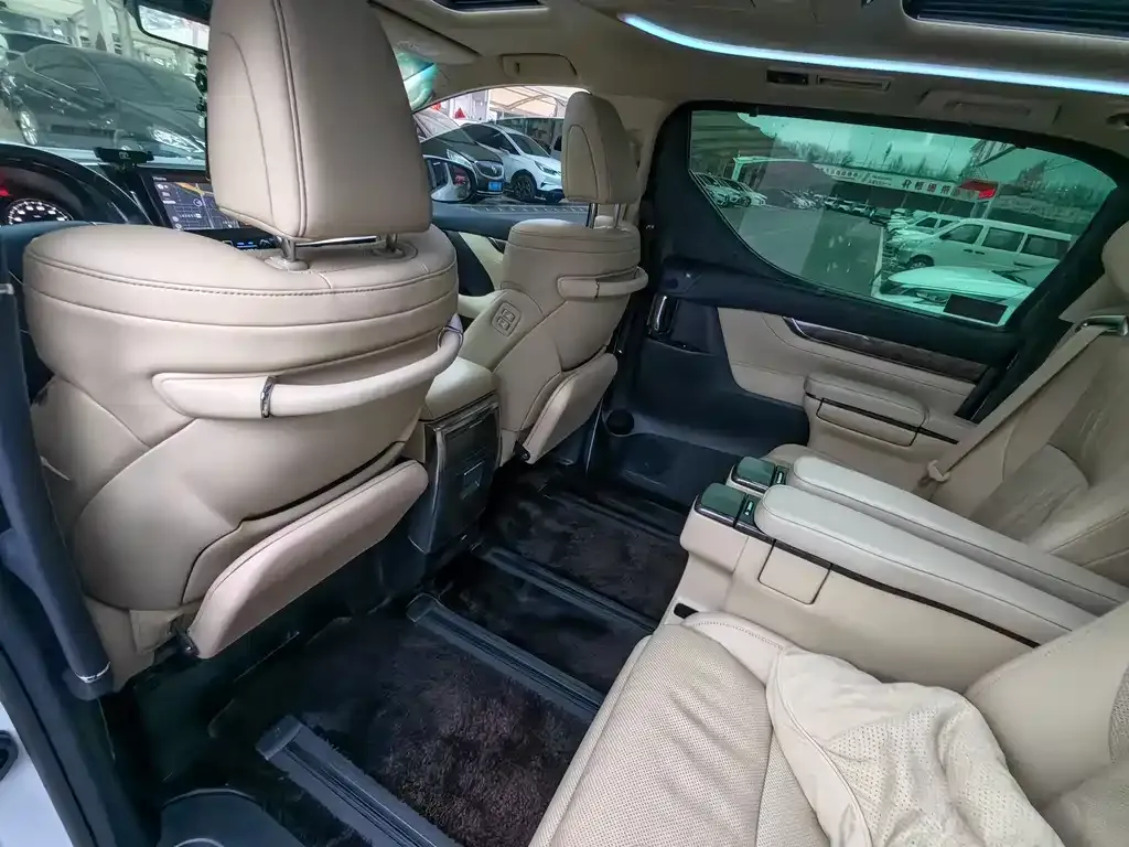 Toyota Vellfire — фото 2