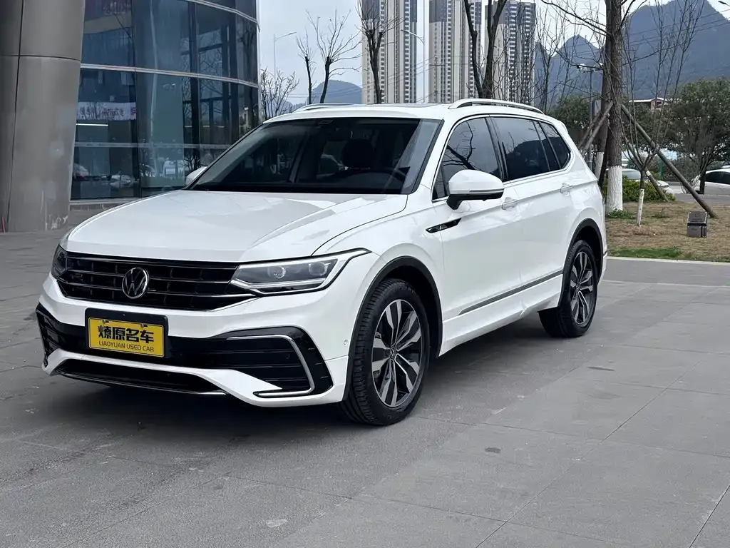 Volkswagen Tiguan L — фото 1