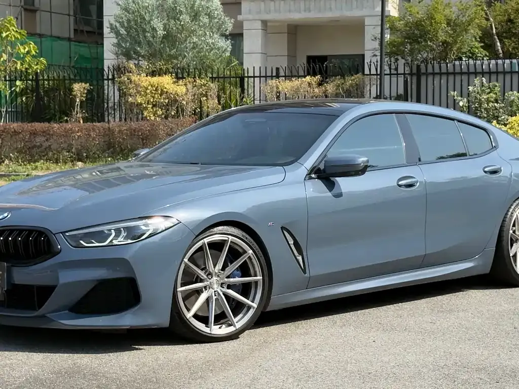 BMW 8 Series — фото 1