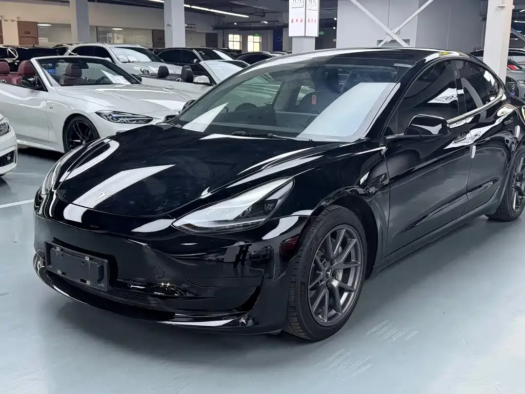 Tesla Model 3 — фото 1