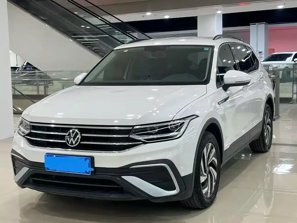 Volkswagen Tiguan L — фото 1
