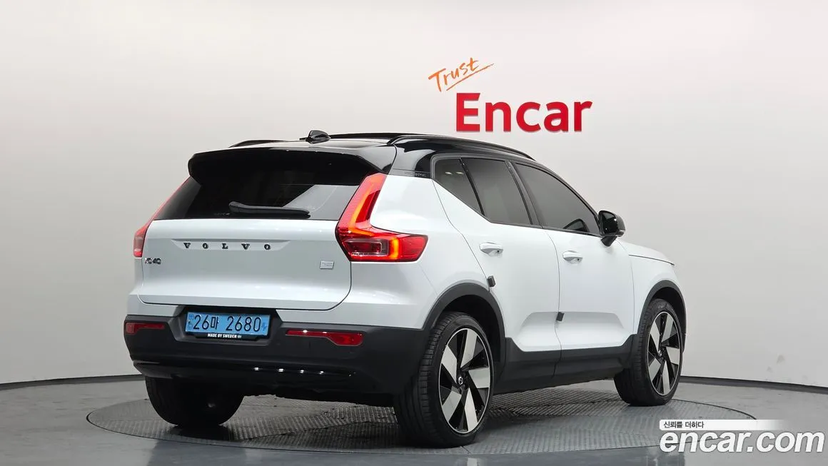 Volvo XC40 — фото 9