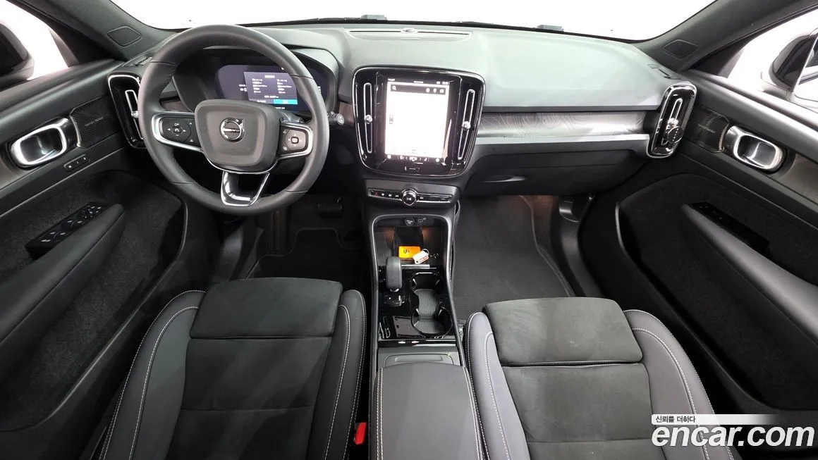 Volvo XC40 — фото 10