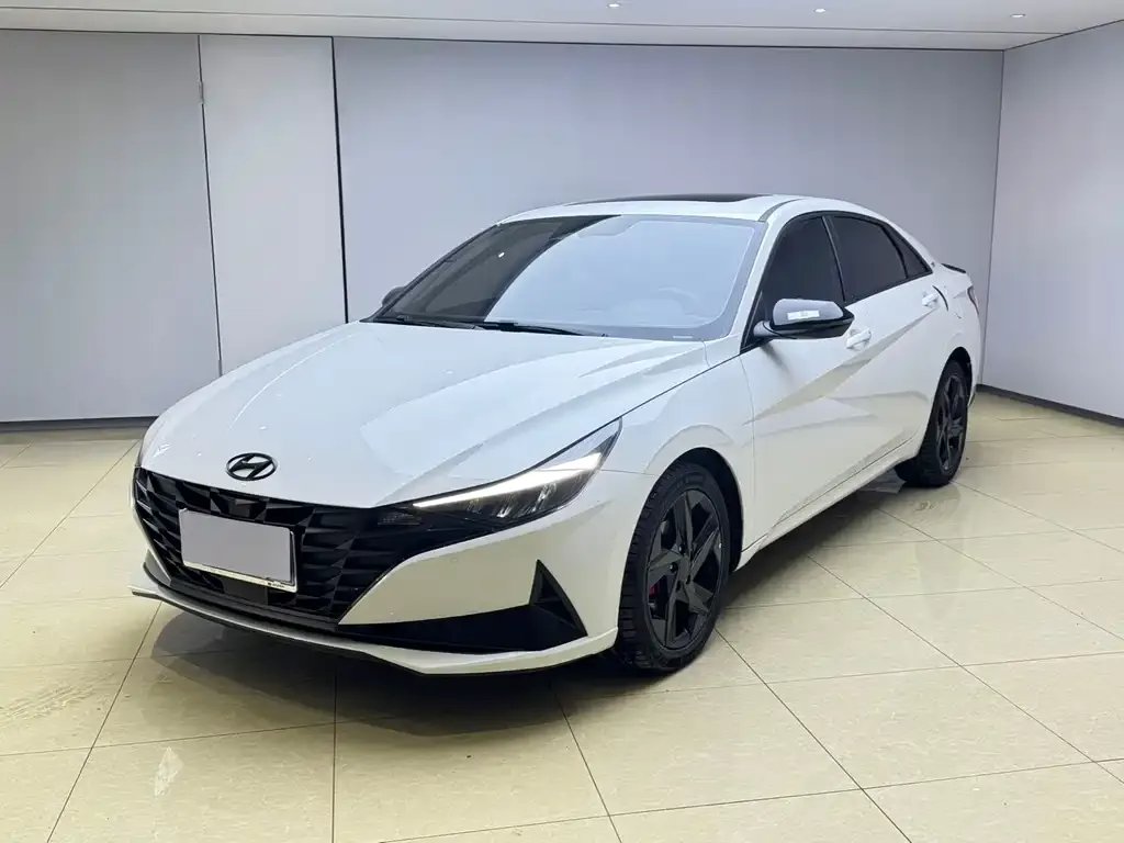 Hyundai Elantra — фото 1