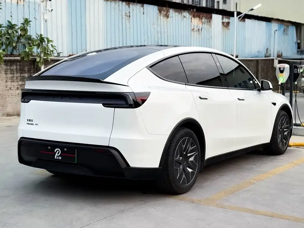 Tesla Model Y L — фото 8