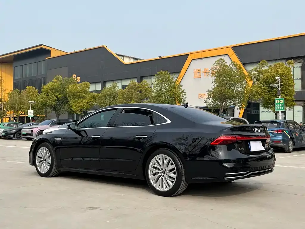 Audi A7L — фото 8