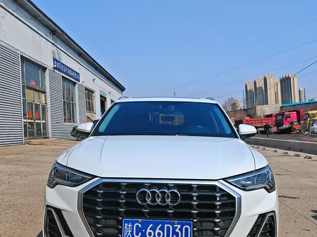 Audi Q3 — фото 1