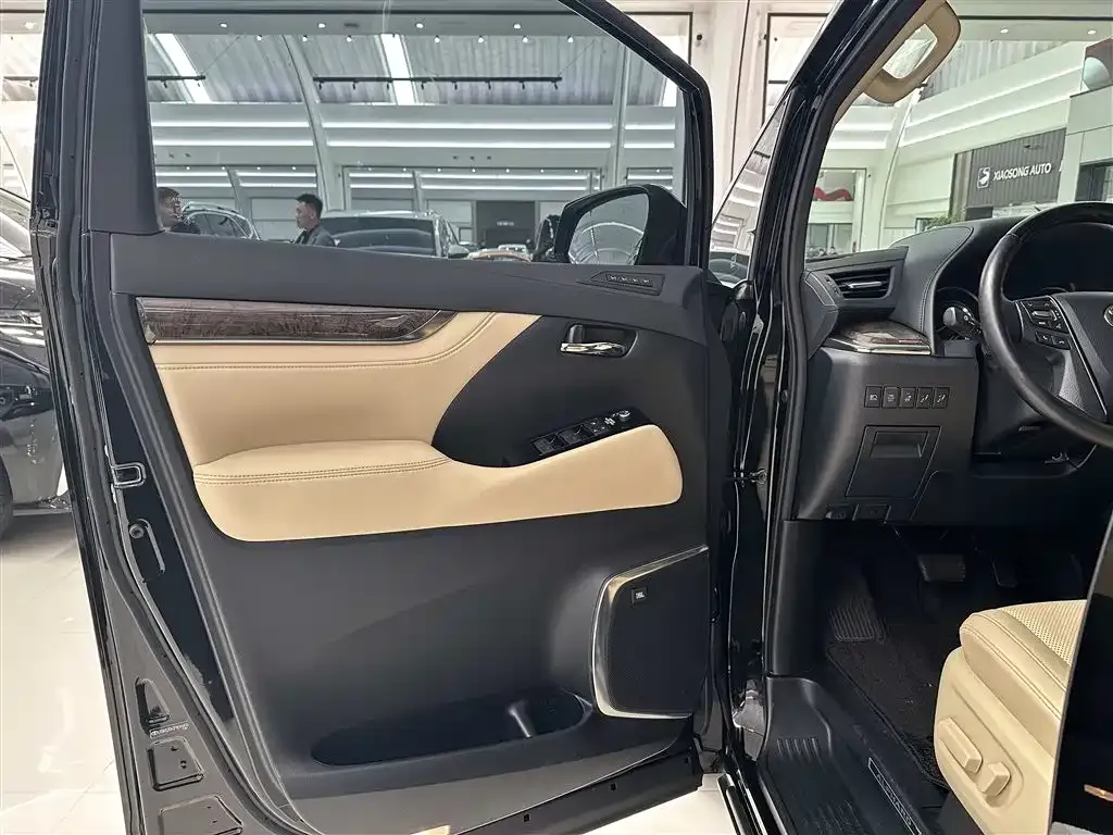 Toyota Alphard — фото 4