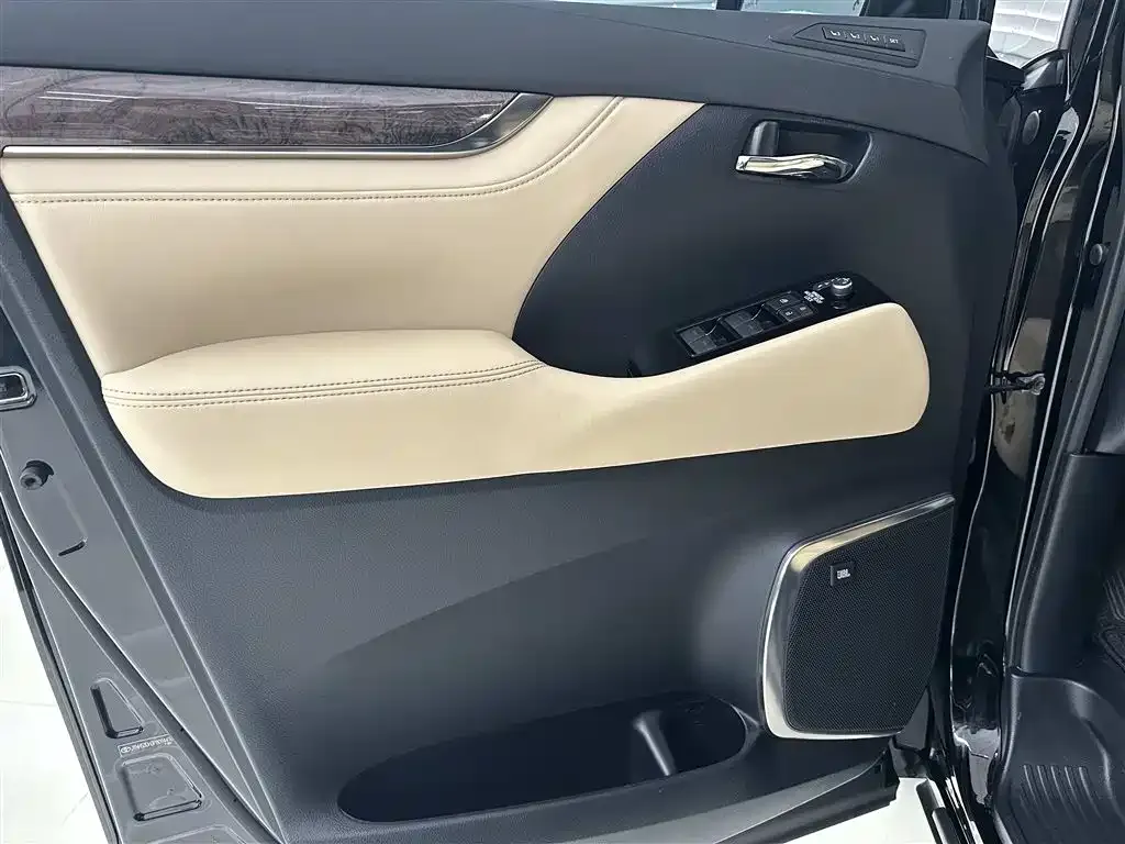 Toyota Alphard — фото 3