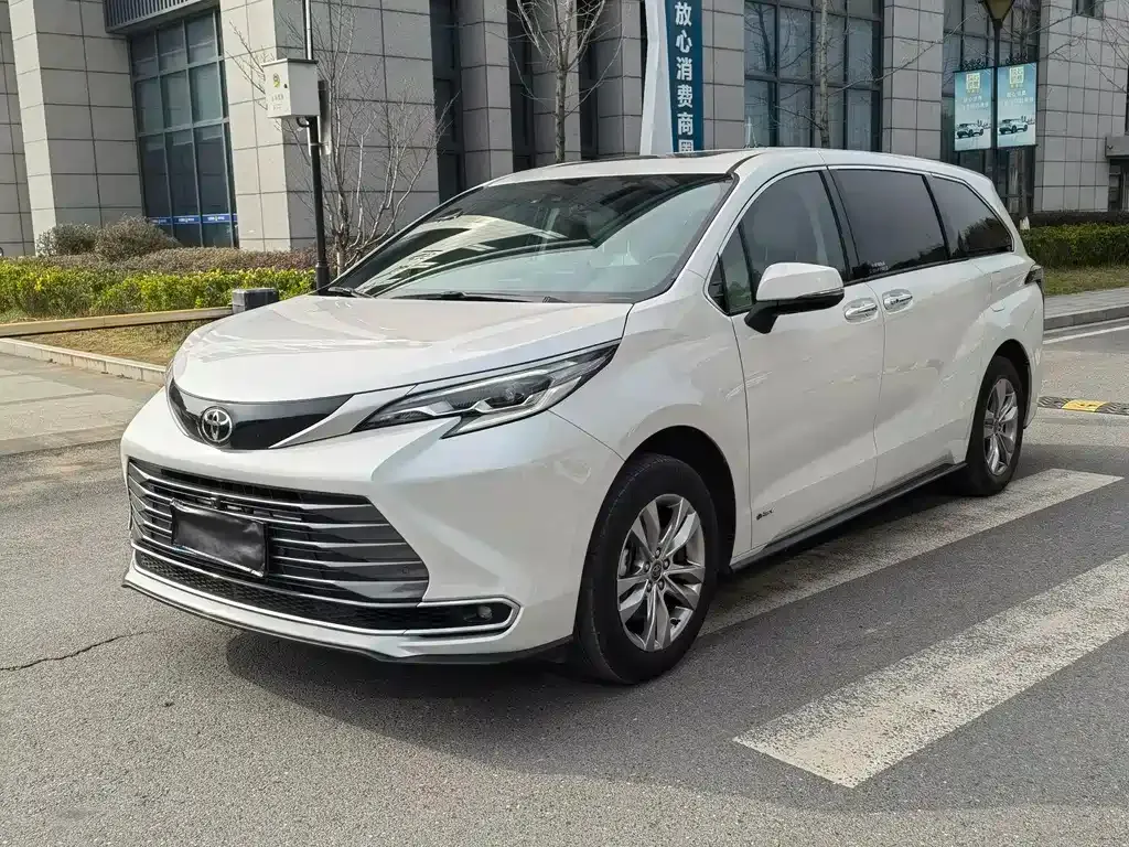Toyota Sienna — фото 1