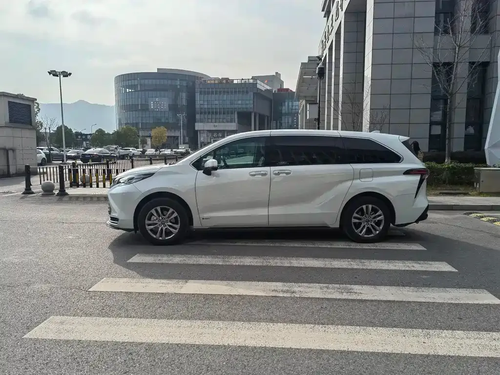 Toyota Sienna — фото 2