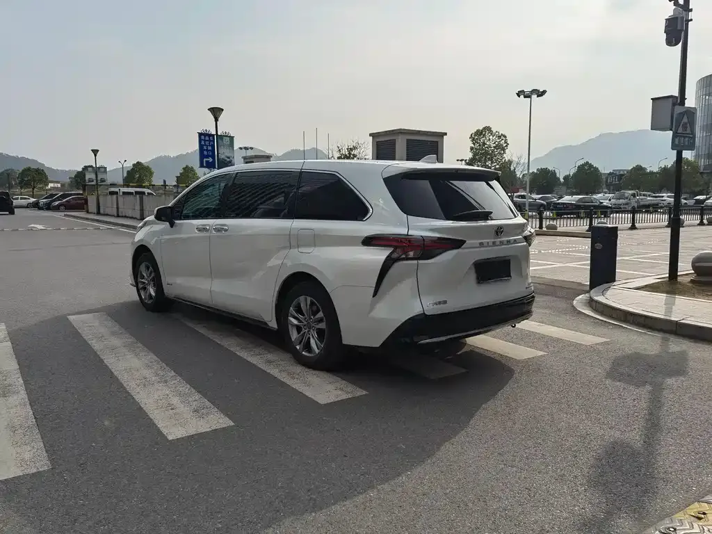 Toyota Sienna — фото 4