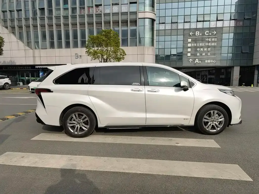 Toyota Sienna — фото 7
