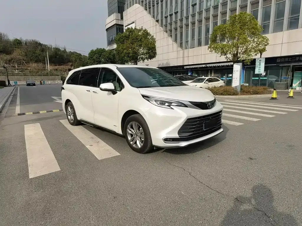 Toyota Sienna — фото 10