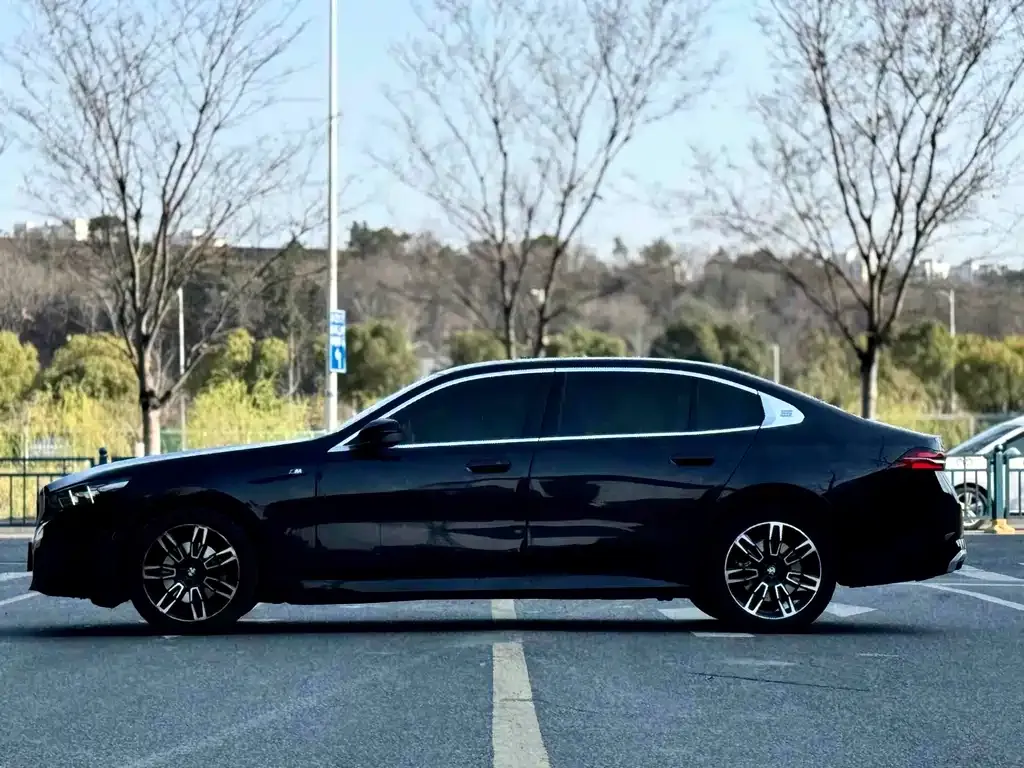 BMW 5 Series — фото 10
