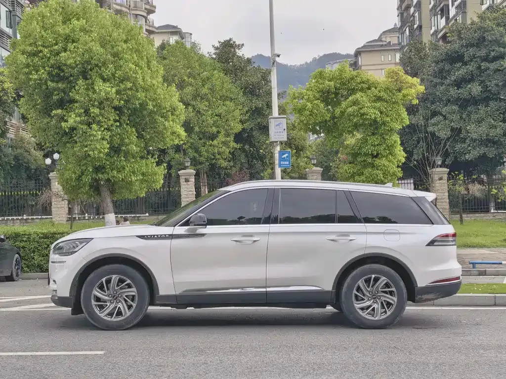 Lincoln Aviator — фото 10