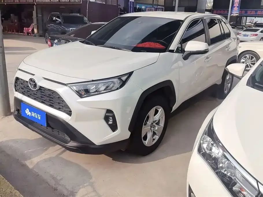 Toyota RAV4 — фото 1