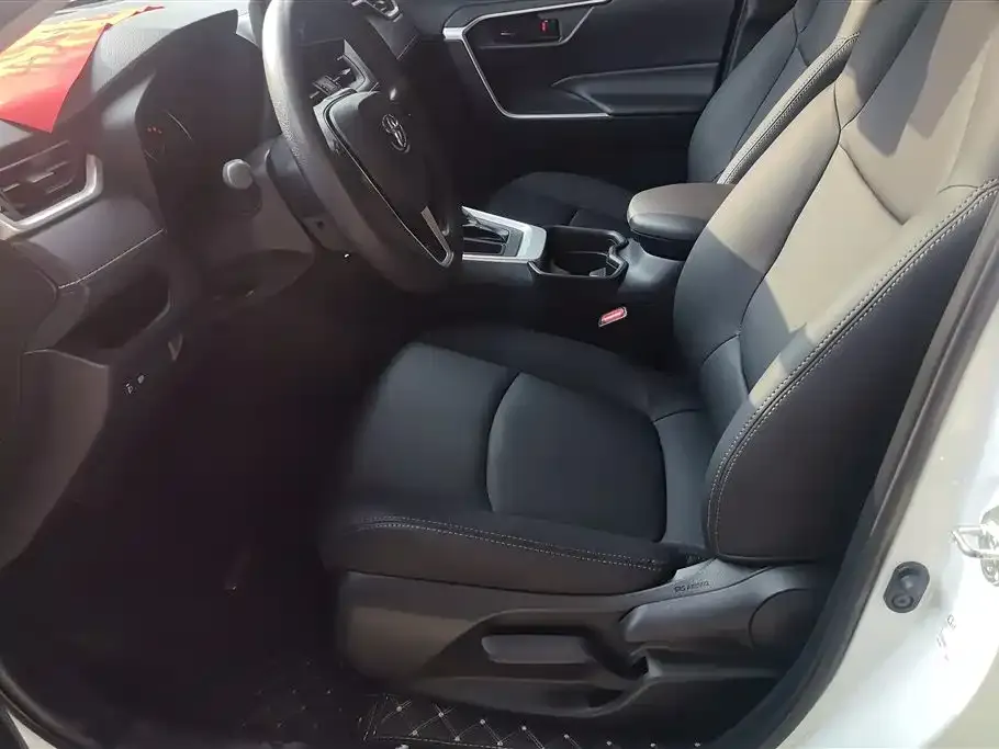 Toyota RAV4 — фото 8