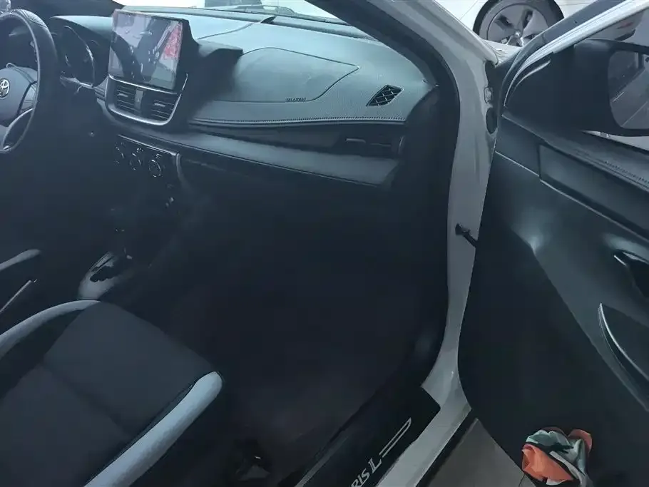 Toyota Yaris L — фото 3
