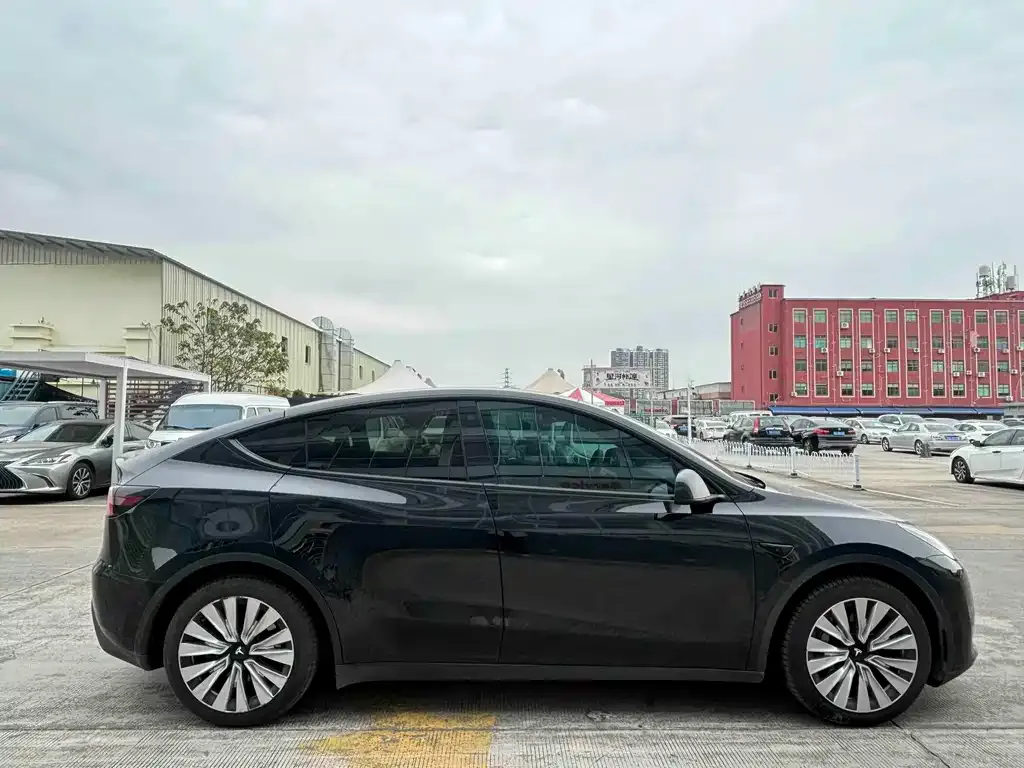 Tesla Model Y — фото 7