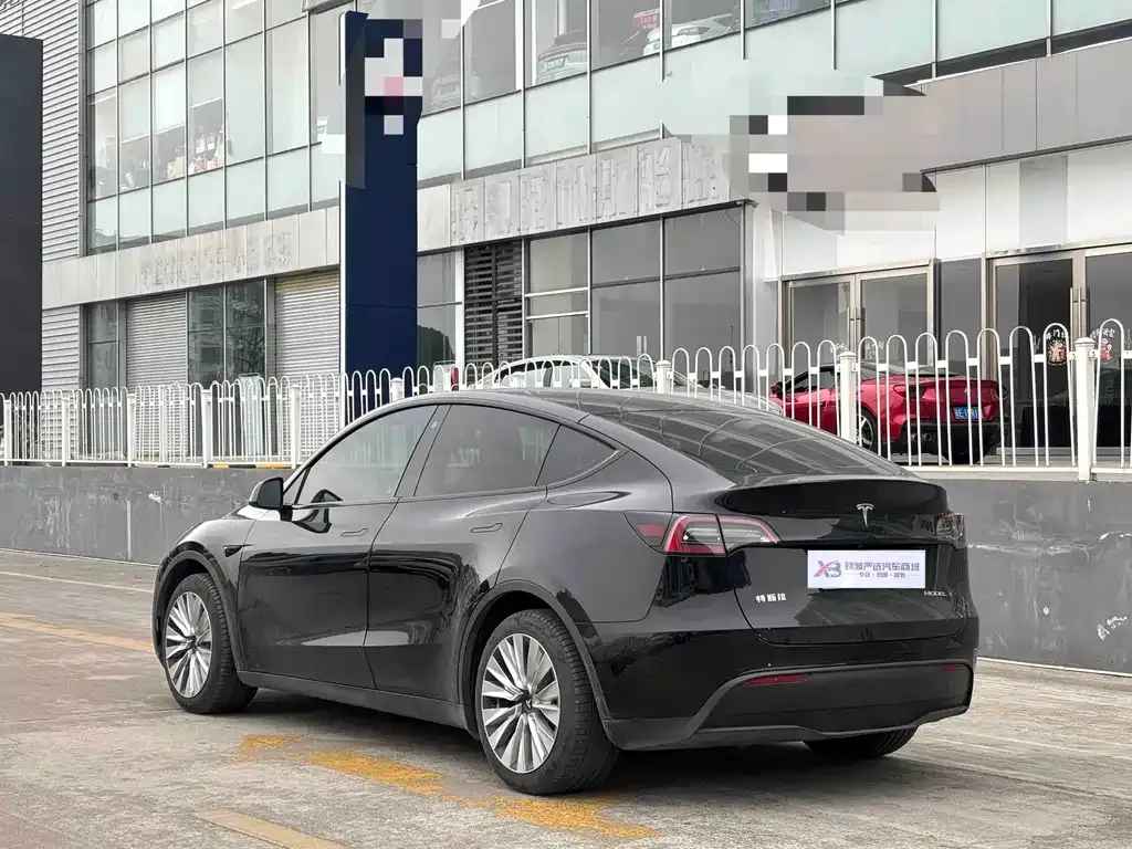 Tesla Model Y — фото 8