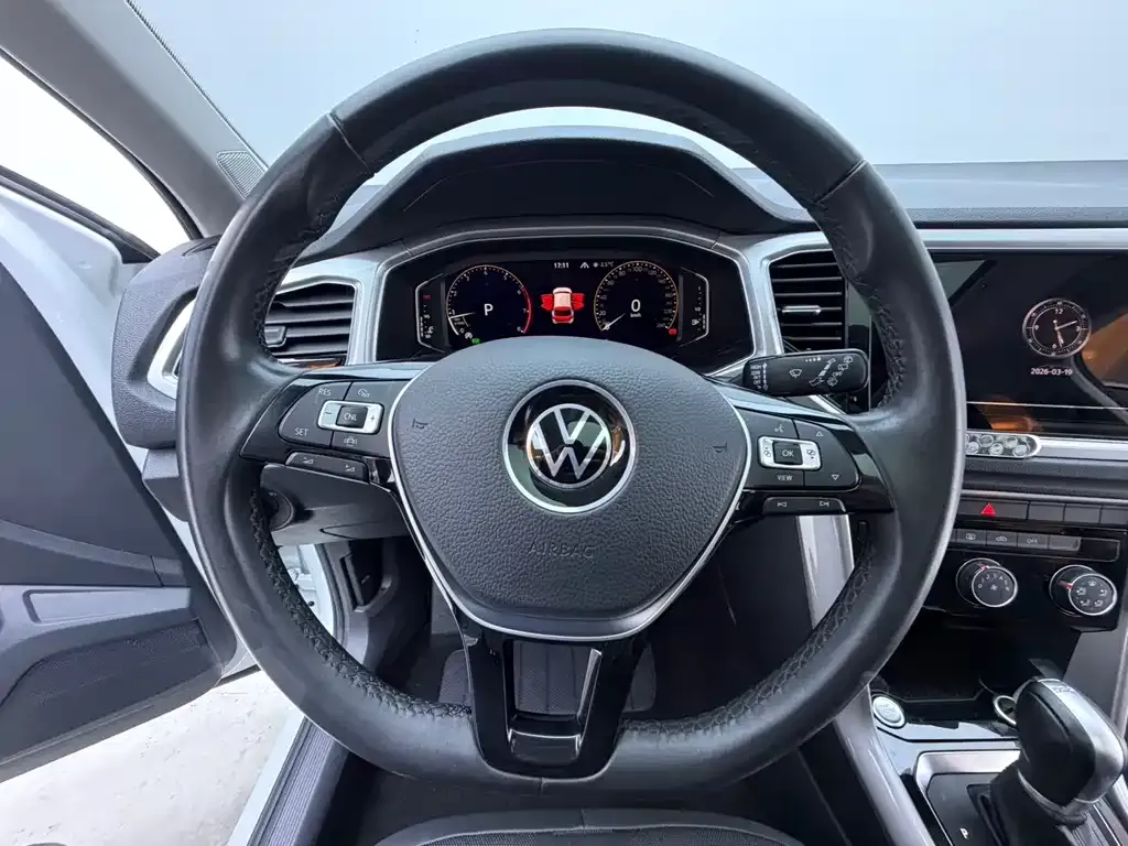Volkswagen T-Roc — фото 8