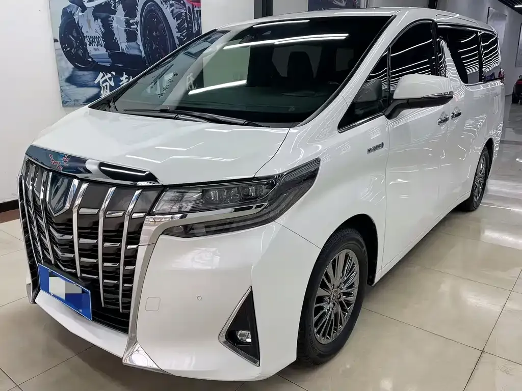 Toyota Alphard — фото 1