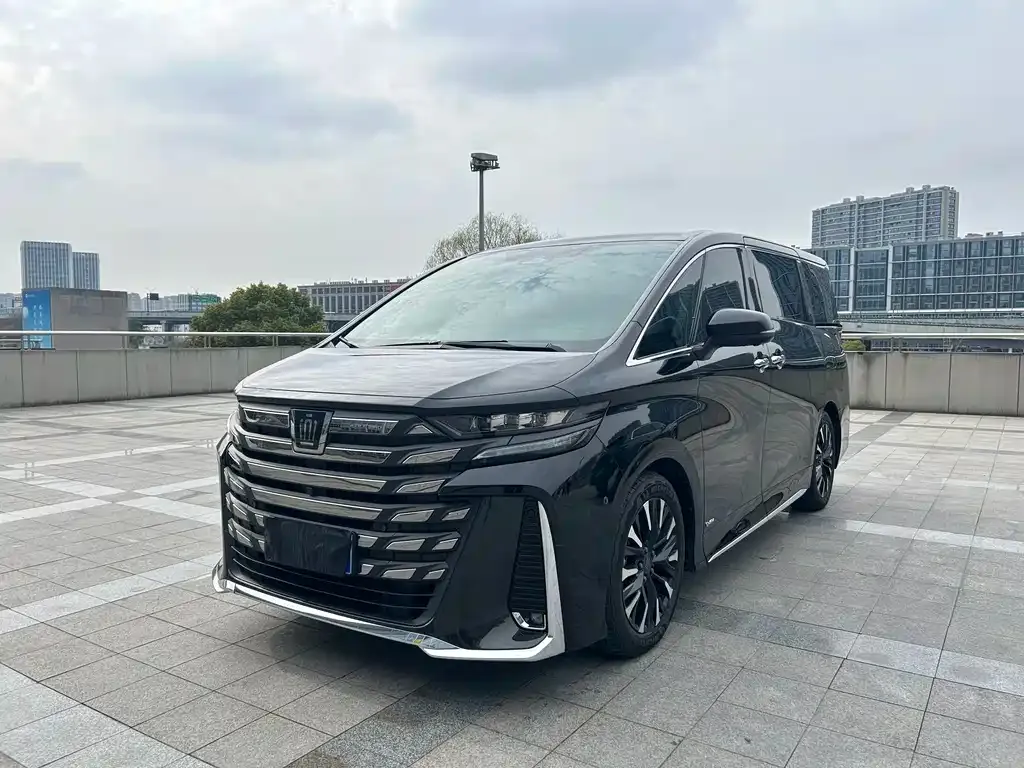 Toyota Vellfire — фото 1