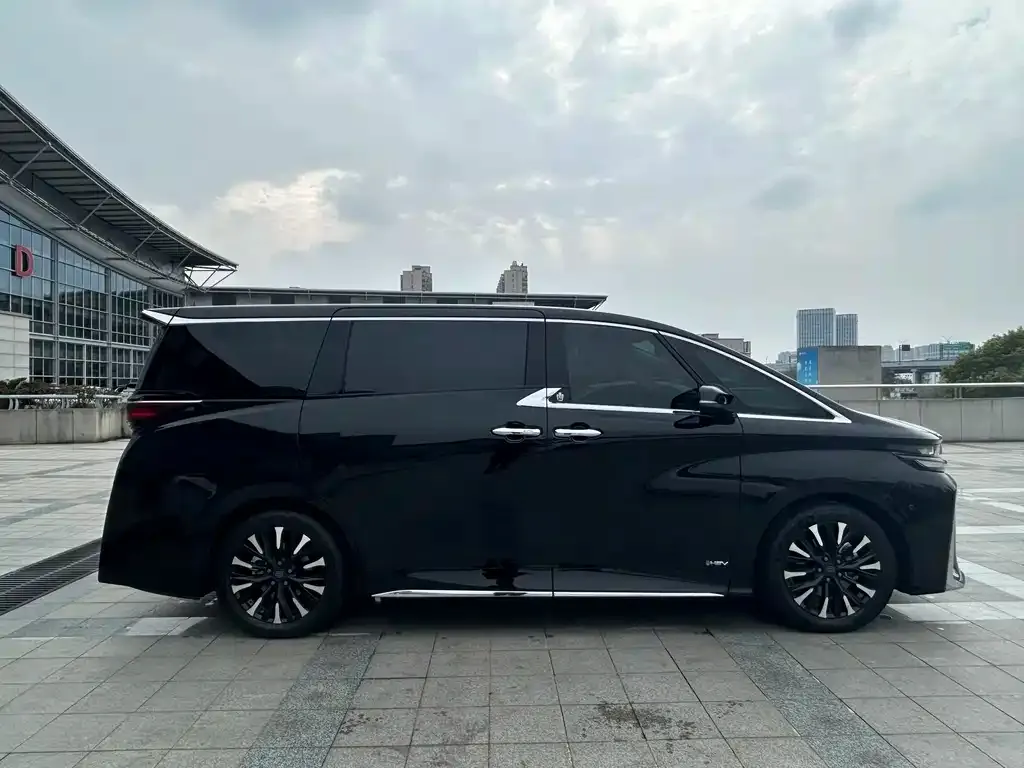 Toyota Vellfire — фото 2