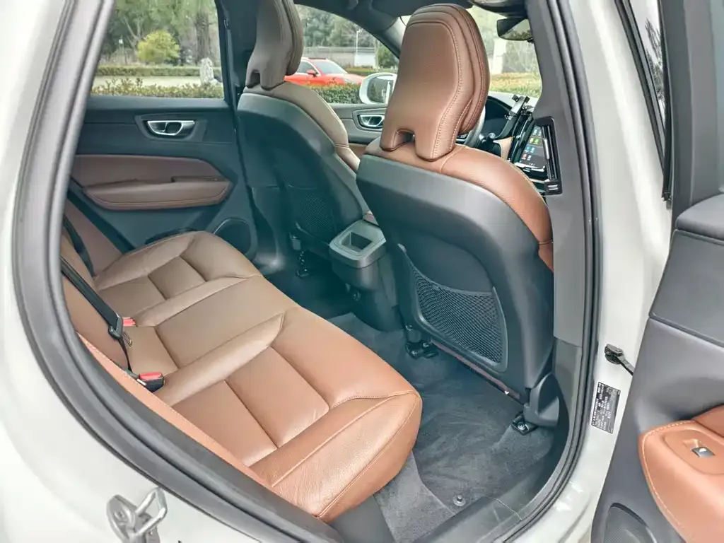 Volvo XC60 — фото 9