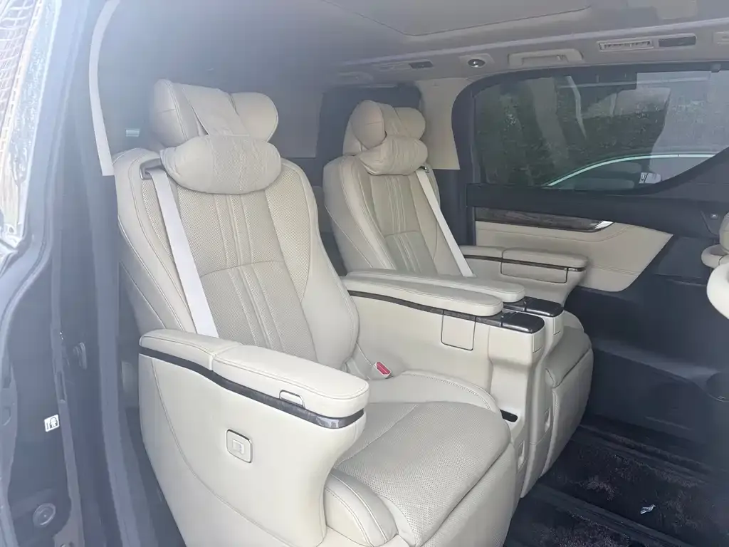 Toyota Alphard — фото 2