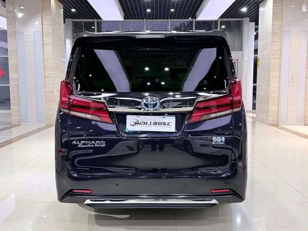 Toyota Alphard — фото 8