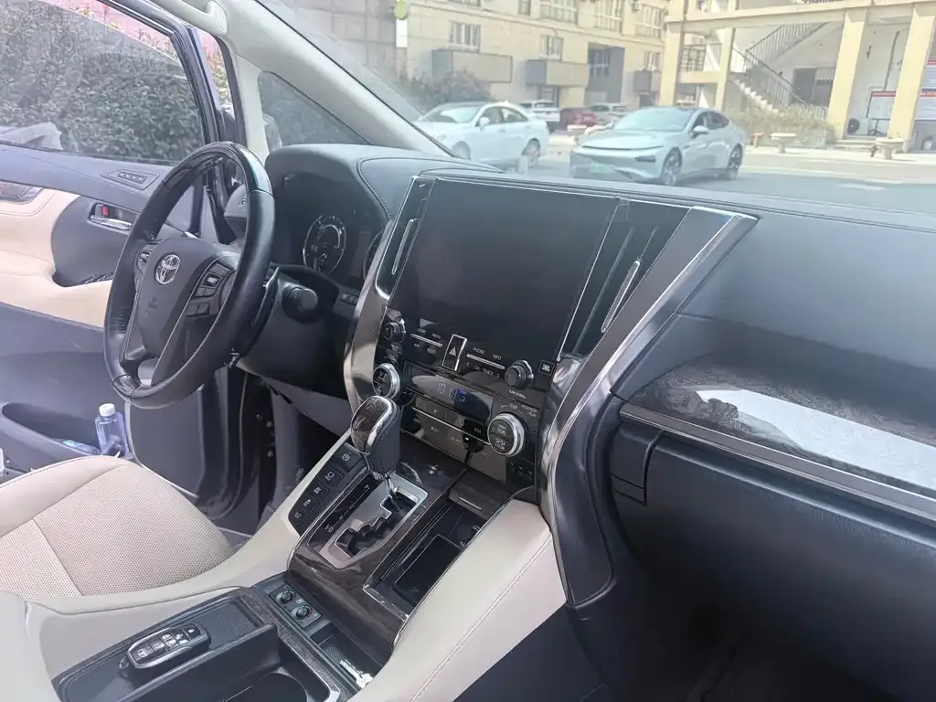 Toyota Alphard — фото 6