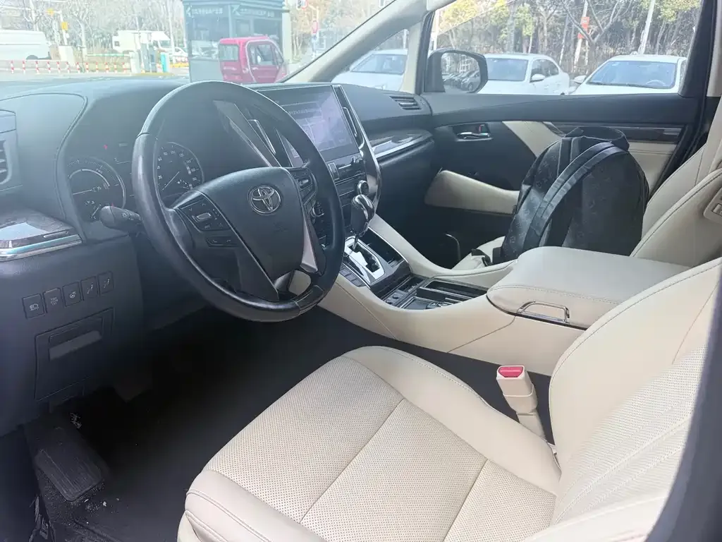 Toyota Alphard — фото 5