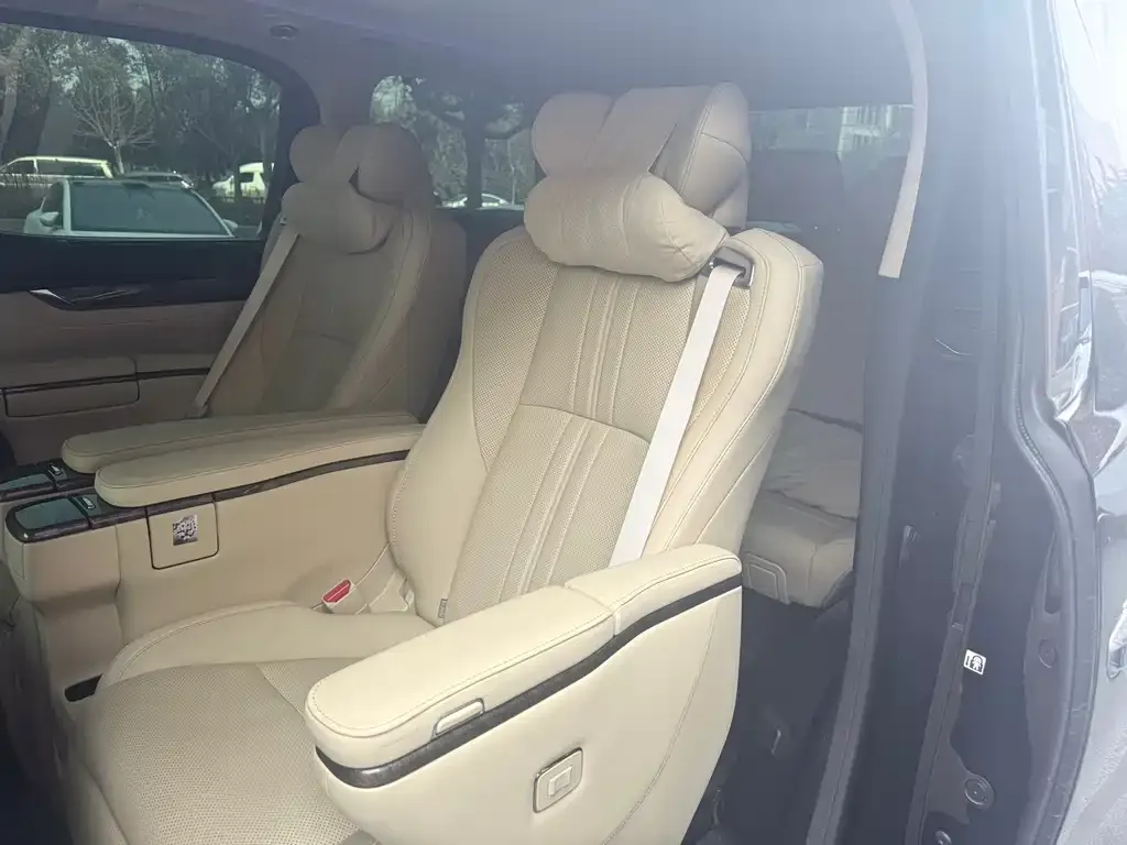 Toyota Alphard — фото 4