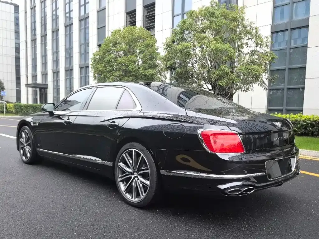 Bentley Flying Spur PHEV — фото 9
