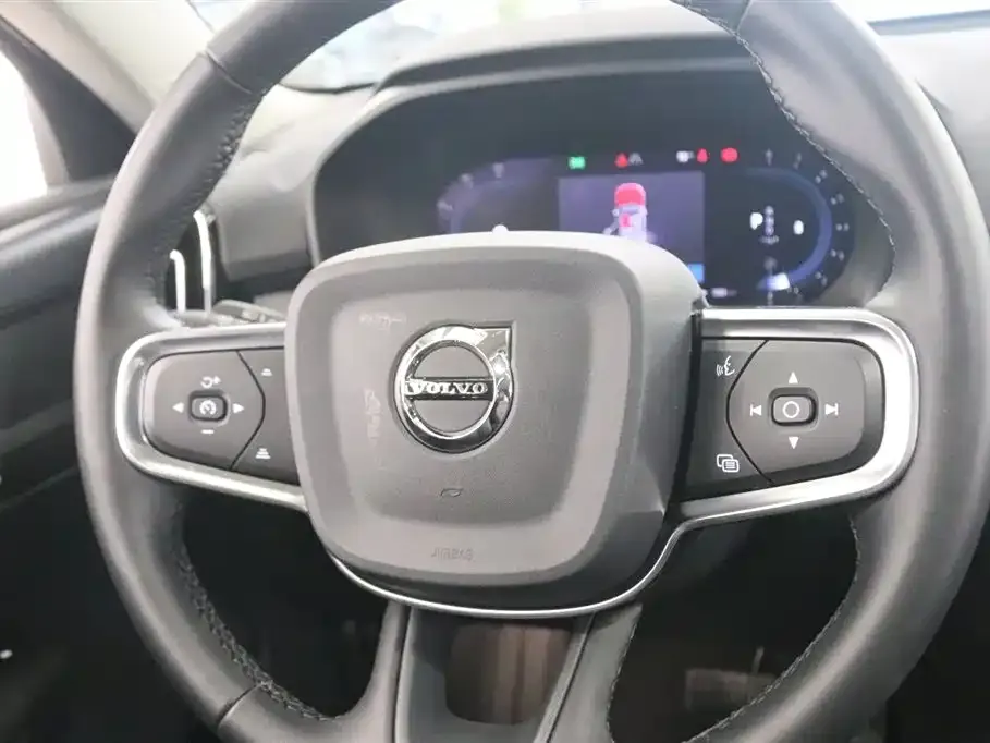 Volvo XC40 — фото 10