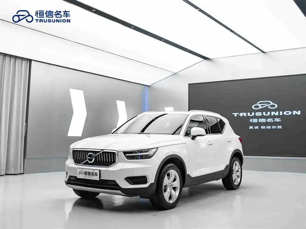 Volvo XC40 — фото 9