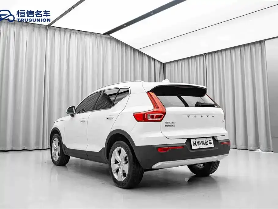 Volvo XC40 — фото 10