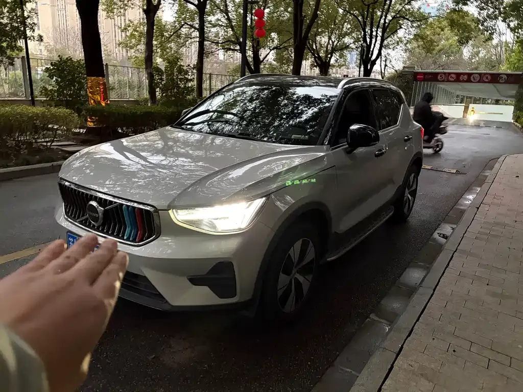 Volvo XC40 — фото 1