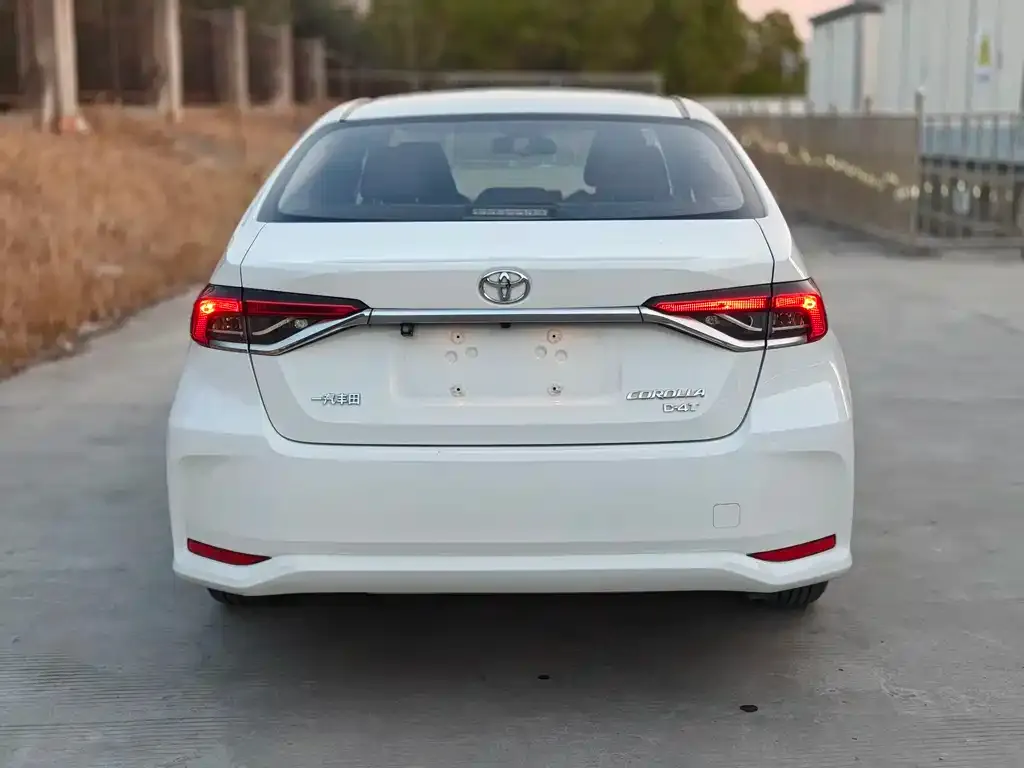 Toyota Corolla — фото 8