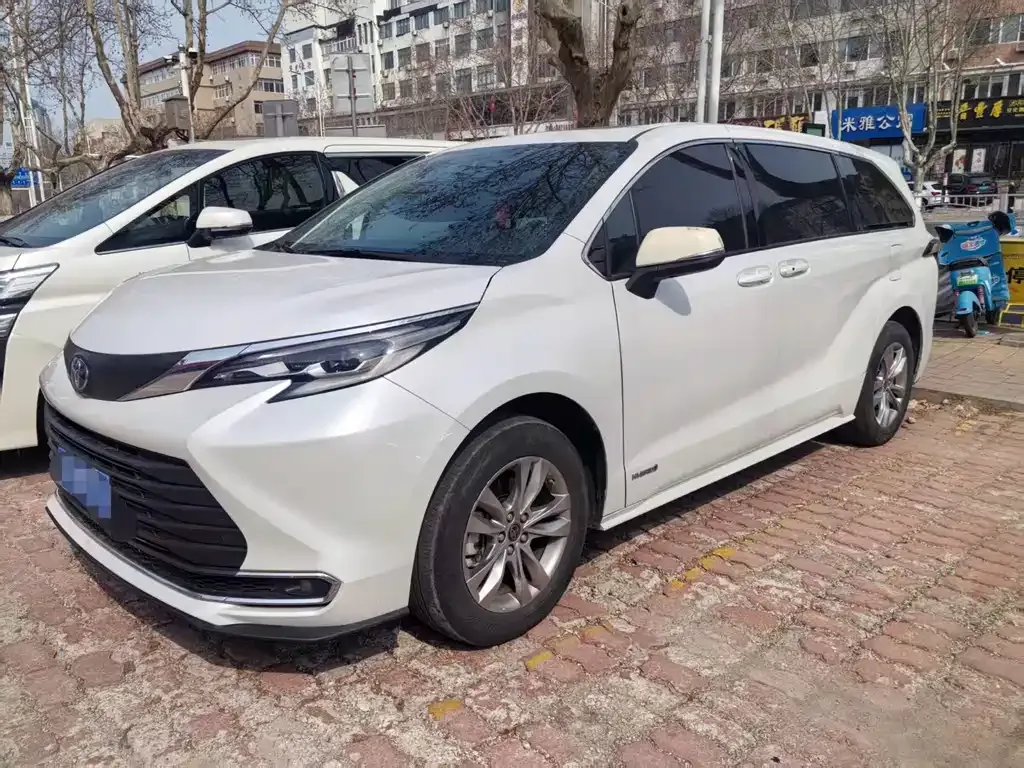 Toyota Sienna — фото 1