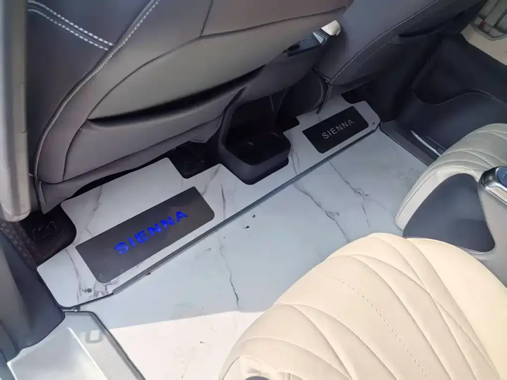 Toyota Sienna — фото 3