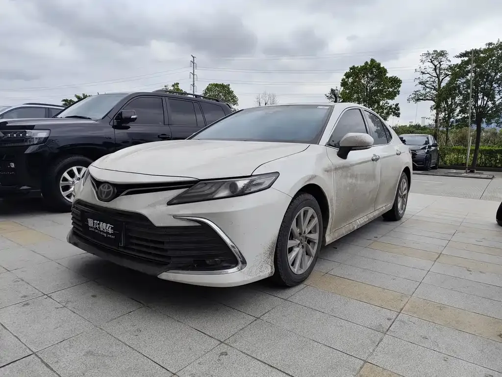 Toyota Camry — фото 1