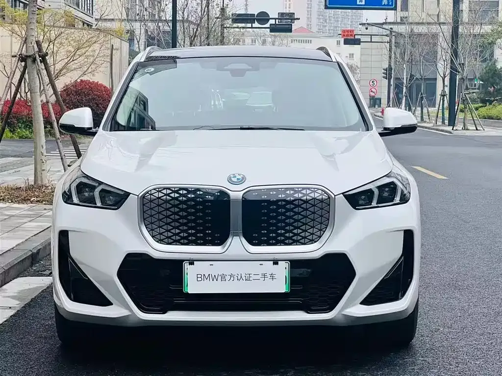 BMW iX1 — фото 10