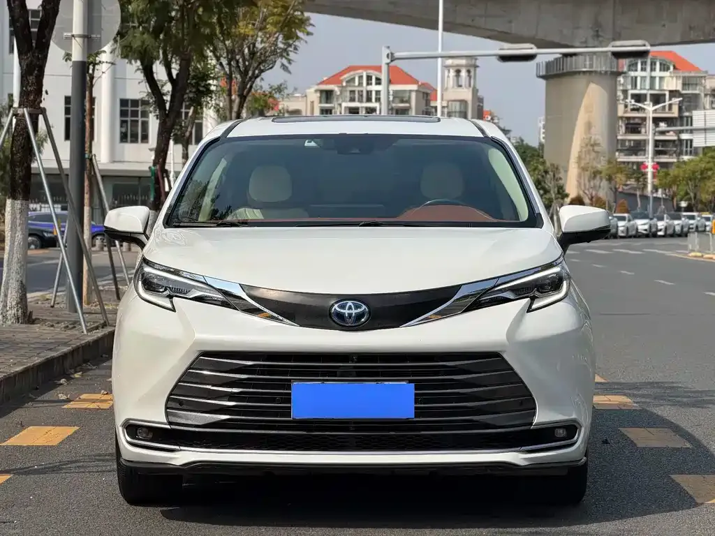 Toyota Sienna — фото 1