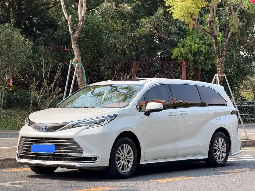 Toyota Sienna — фото 2