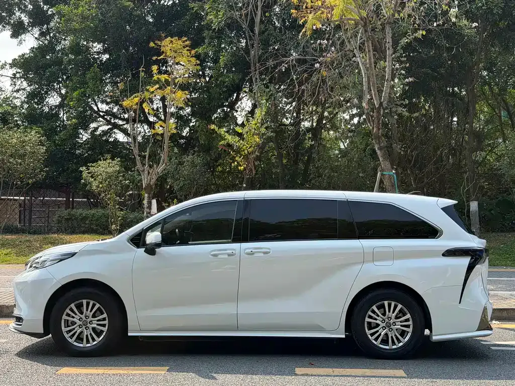 Toyota Sienna — фото 9