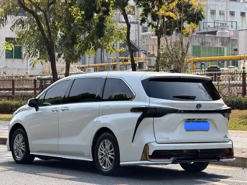 Toyota Sienna — фото 7